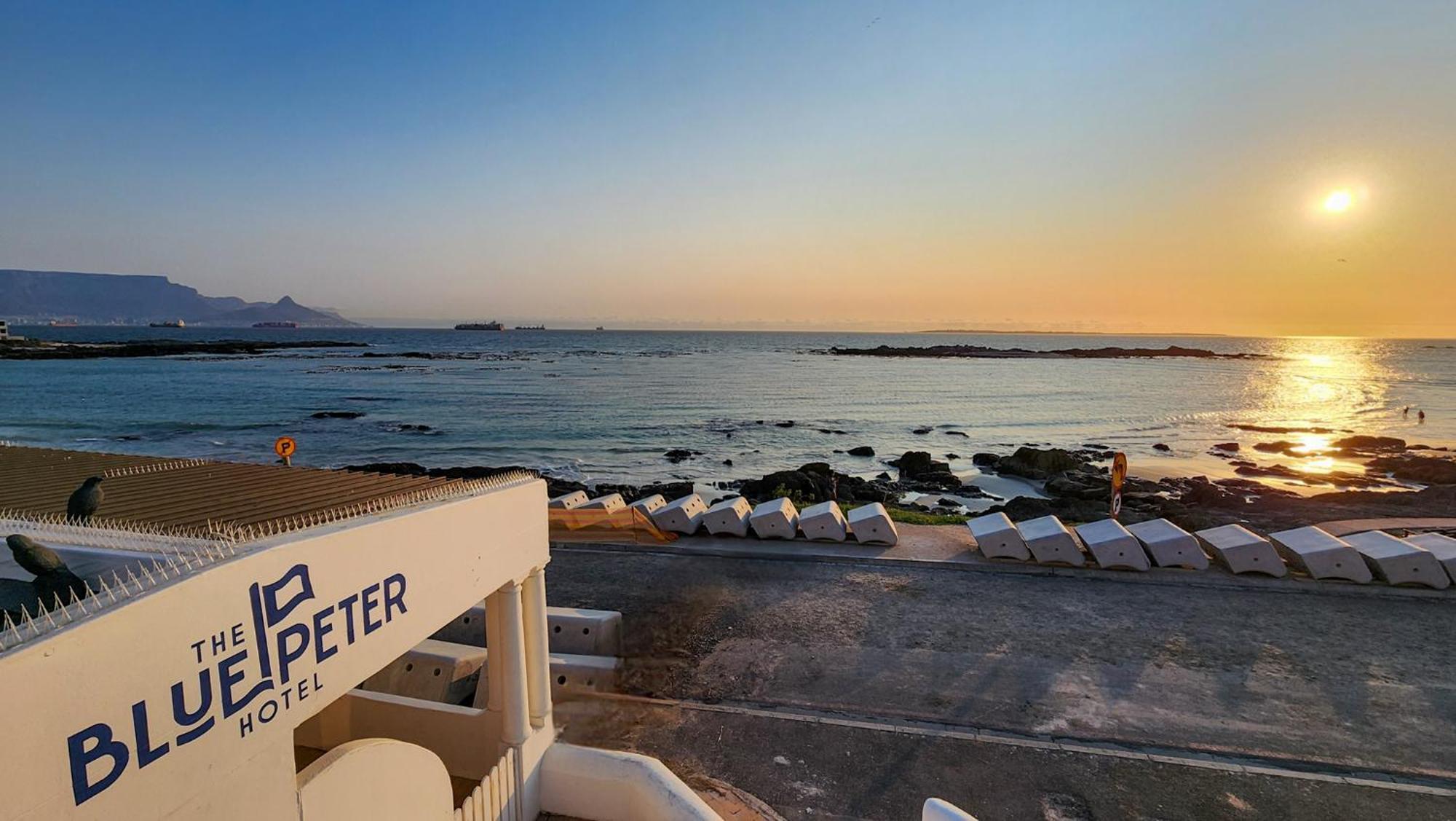 The Blue Peter Hotel Bloubergstrand Bagian luar foto