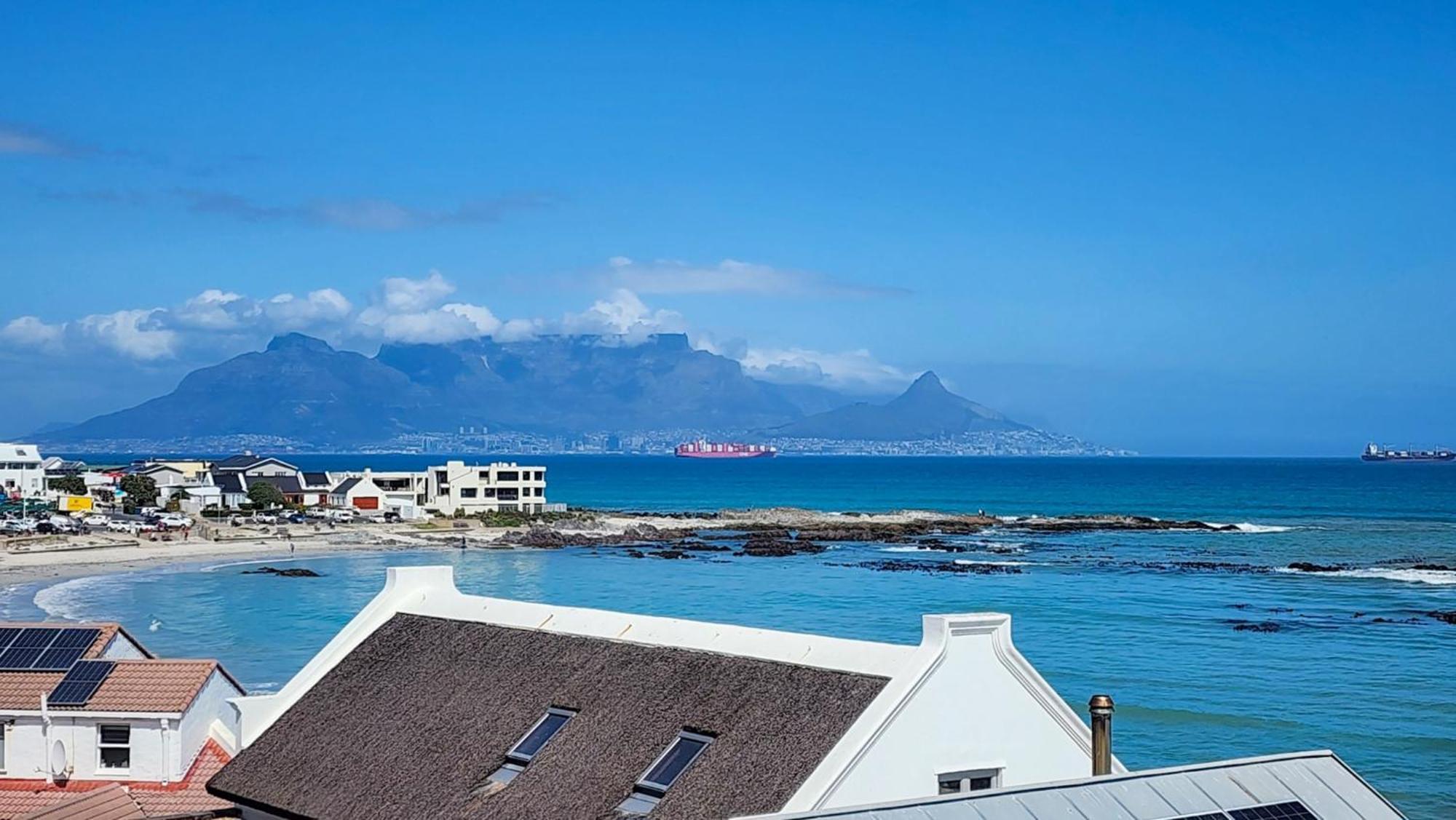 The Blue Peter Hotel Bloubergstrand Bagian luar foto