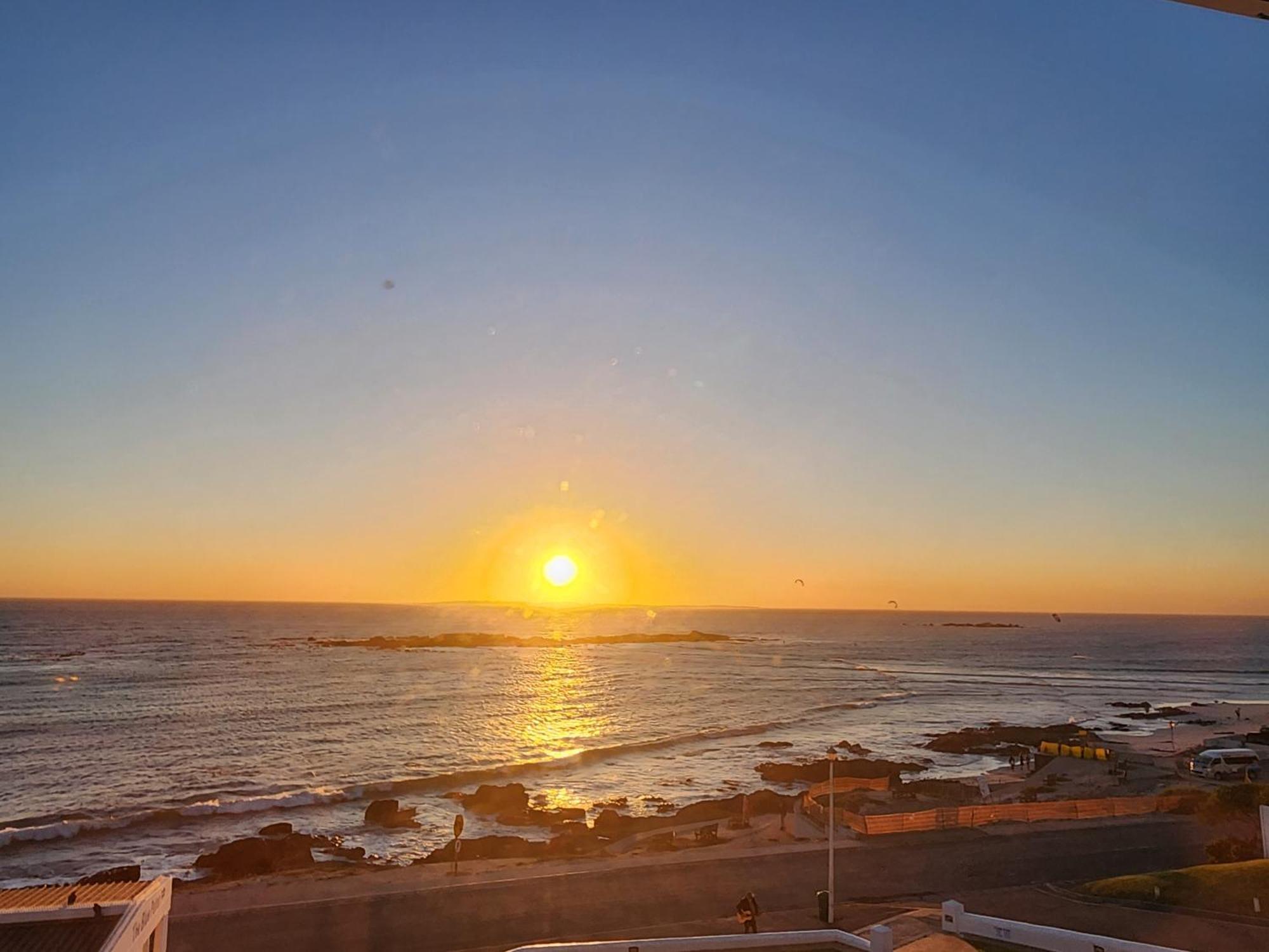 The Blue Peter Hotel Bloubergstrand Bagian luar foto